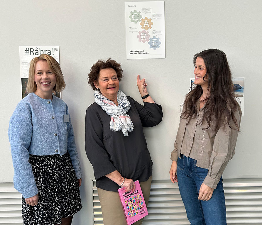 Ida, eling og sunniva foran #råbra-plakaten