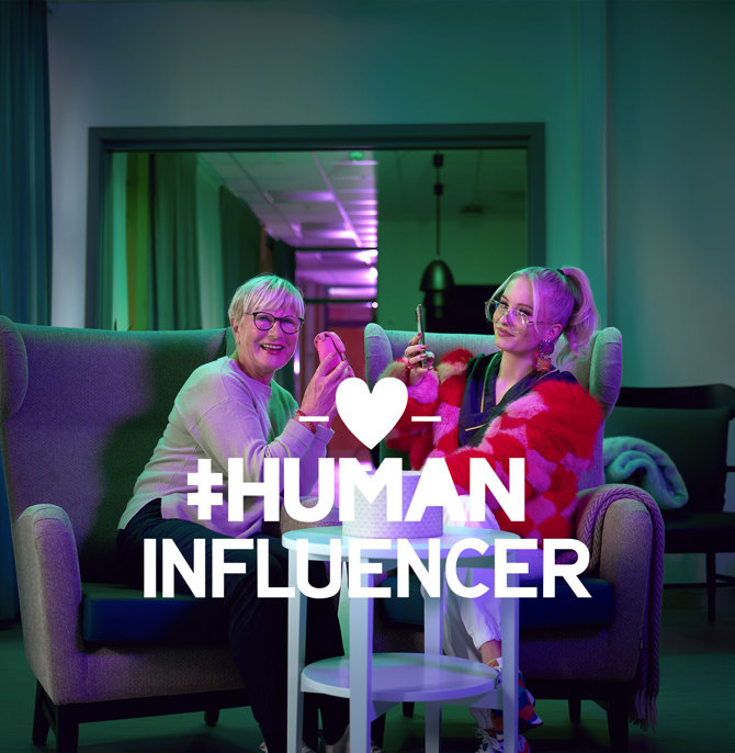 Humaninfluencer Unboxing Liggende Med Hashtag