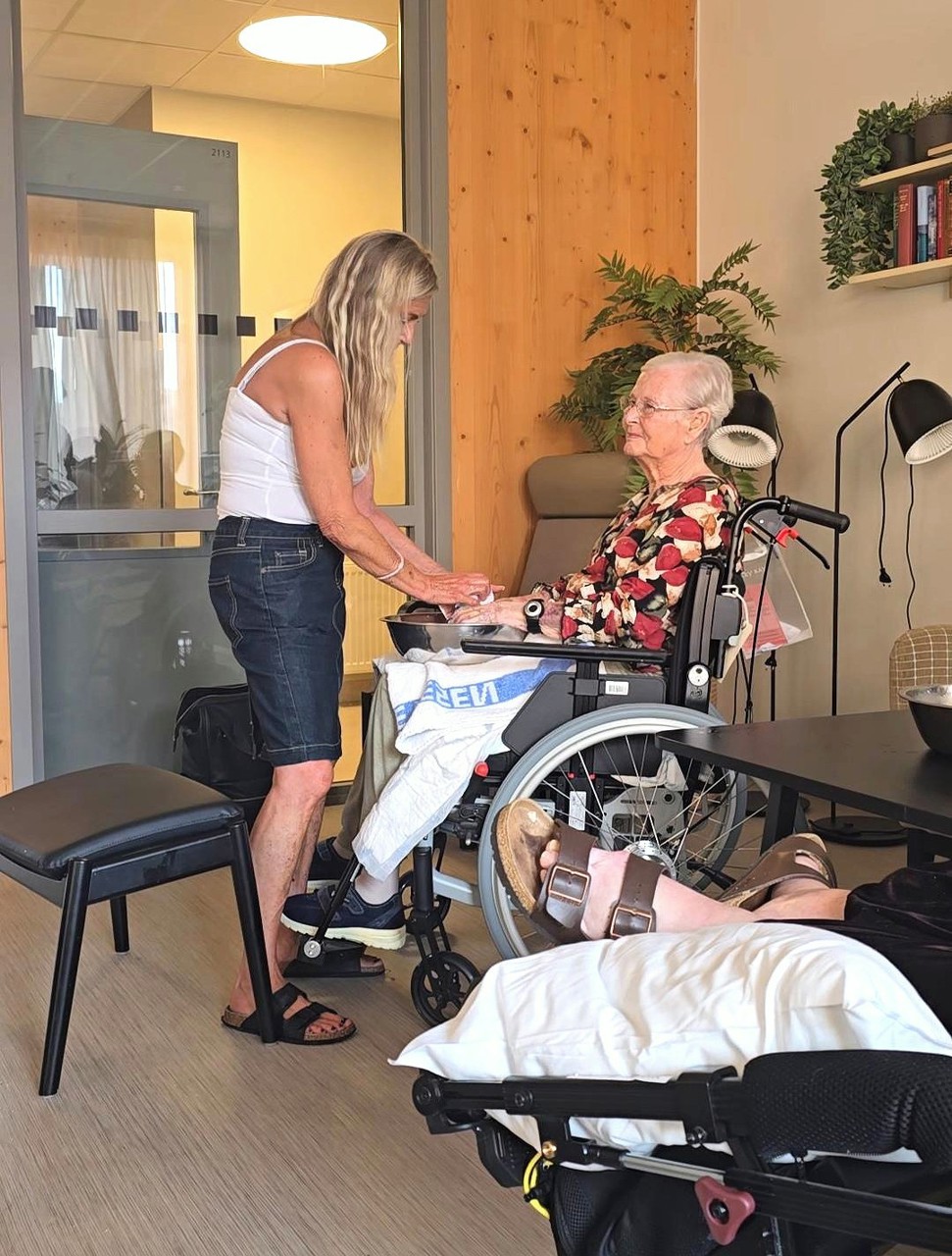 Marianne utfører håndmassasje på en beboer