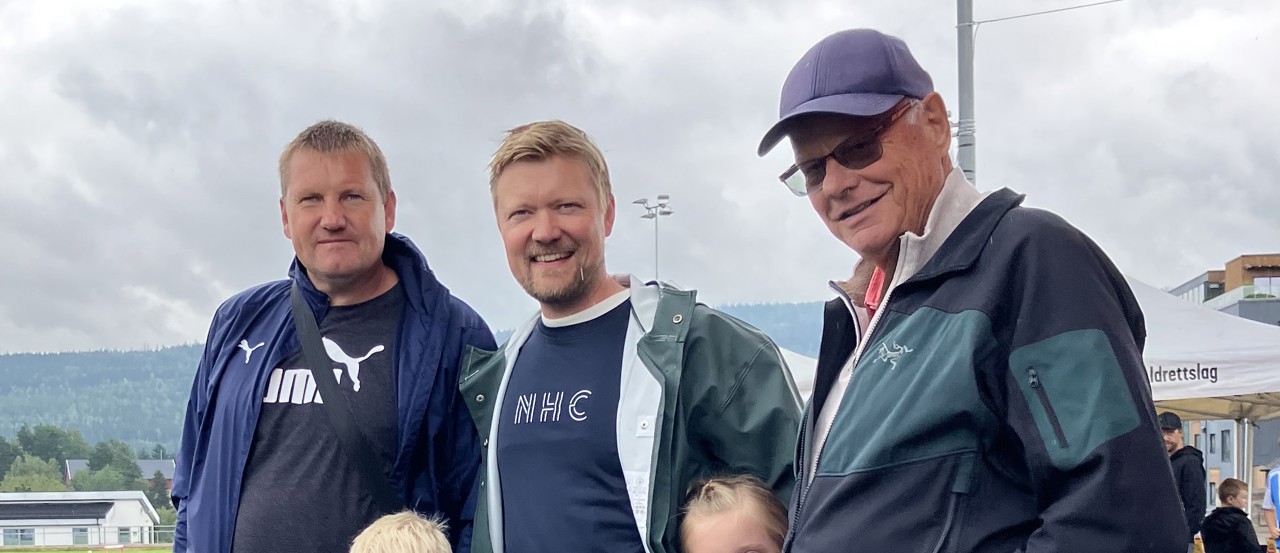 Fra venstre Chernomorets-trener Vyacheslav Obeziuk, i midten NHCs konsernsjef Yngvar Tov Herbjørnssønn, og til høyre Jon Schjold fra foreningen Støttepasninger til Ukraina.